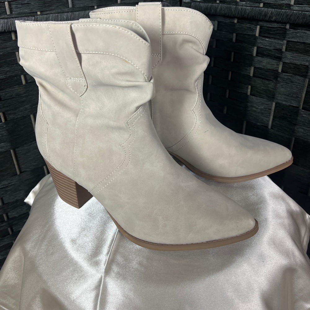 Time and Tru Women's Cream Heeled Boots